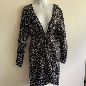 Nwot- woman’s cover up. Never worn. XL